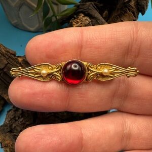 Vintage bar pin with red center & faux pearl accents, EUC.